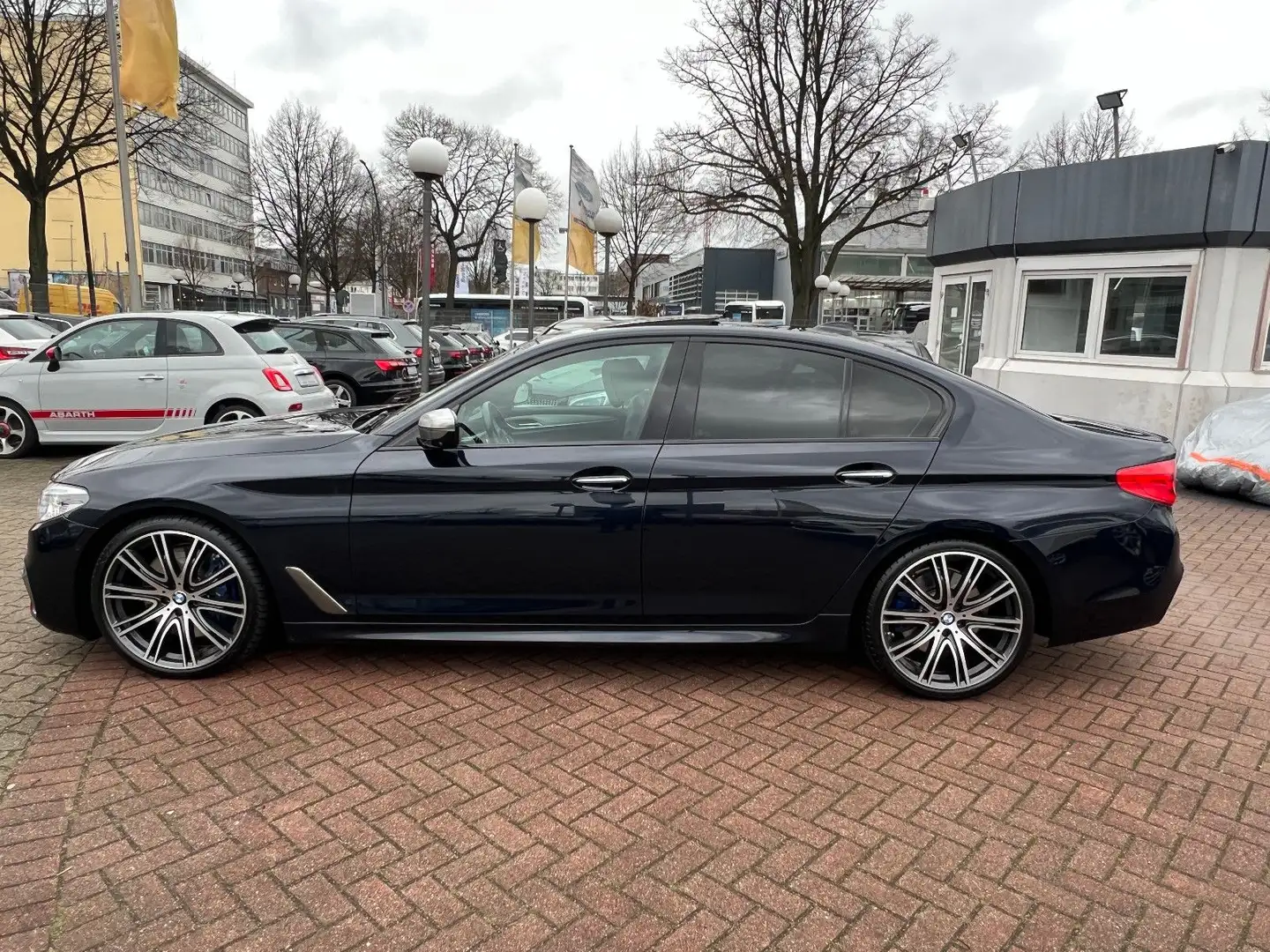 BMW 550 M550 i xDrive M SPORTPAKET ABSOLUT VOLL Zwart - 2