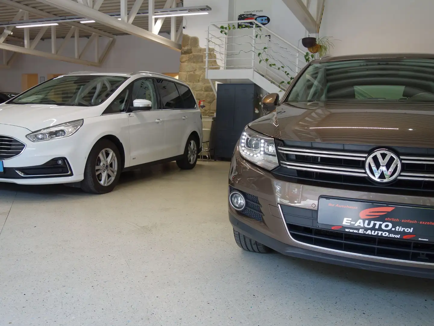 Volkswagen Tiguan 2,0TDI 4Motion *ERSTBESITZ *SKY PANO *AHK *XENON Brun - 2