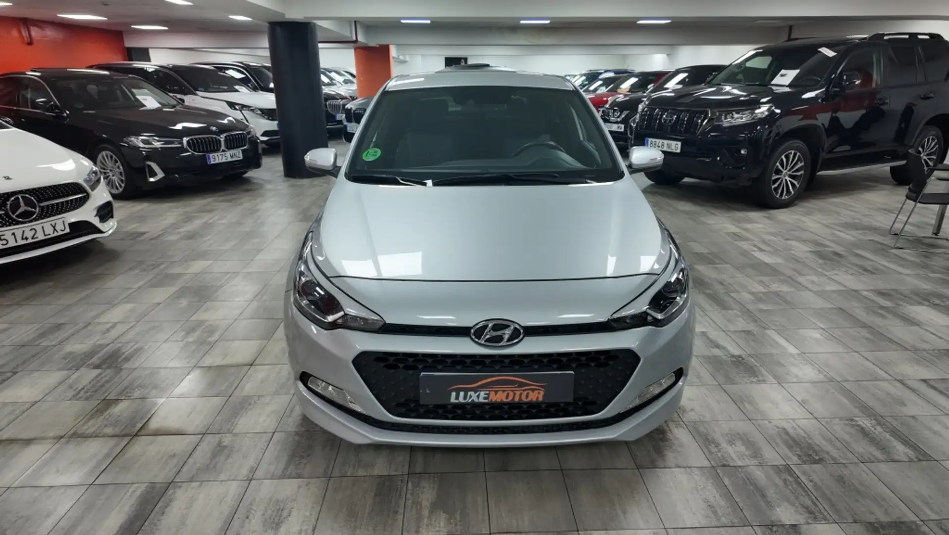 Hyundai i20 1.2 BD Essence Plateado - 2