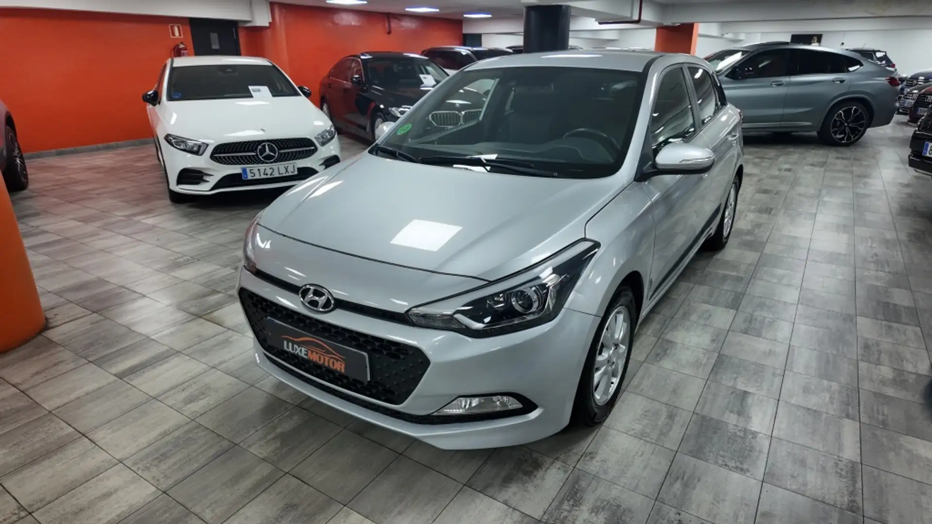 Hyundai i20 1.2 BD Essence Plateado - 1