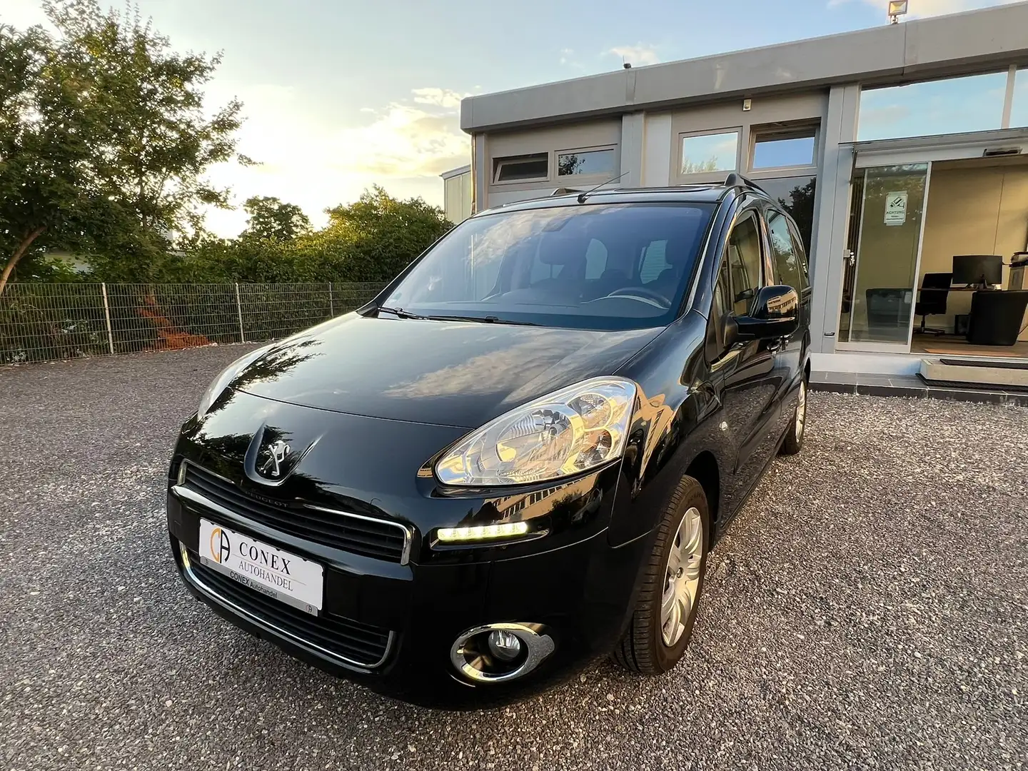 Peugeot Partner Tepee Allure KLIMA|PDC|1HD|LED|PANO Schwarz - 1
