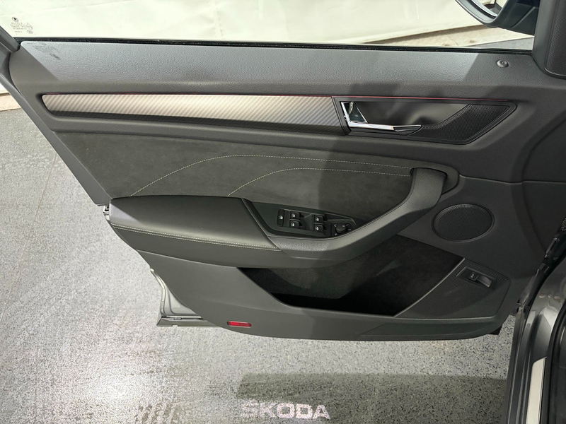 Skoda Kodiaq 2.0 TDI Sportline 4x4 DSG *AHK*LED*RFK*NAVI* — photo 9