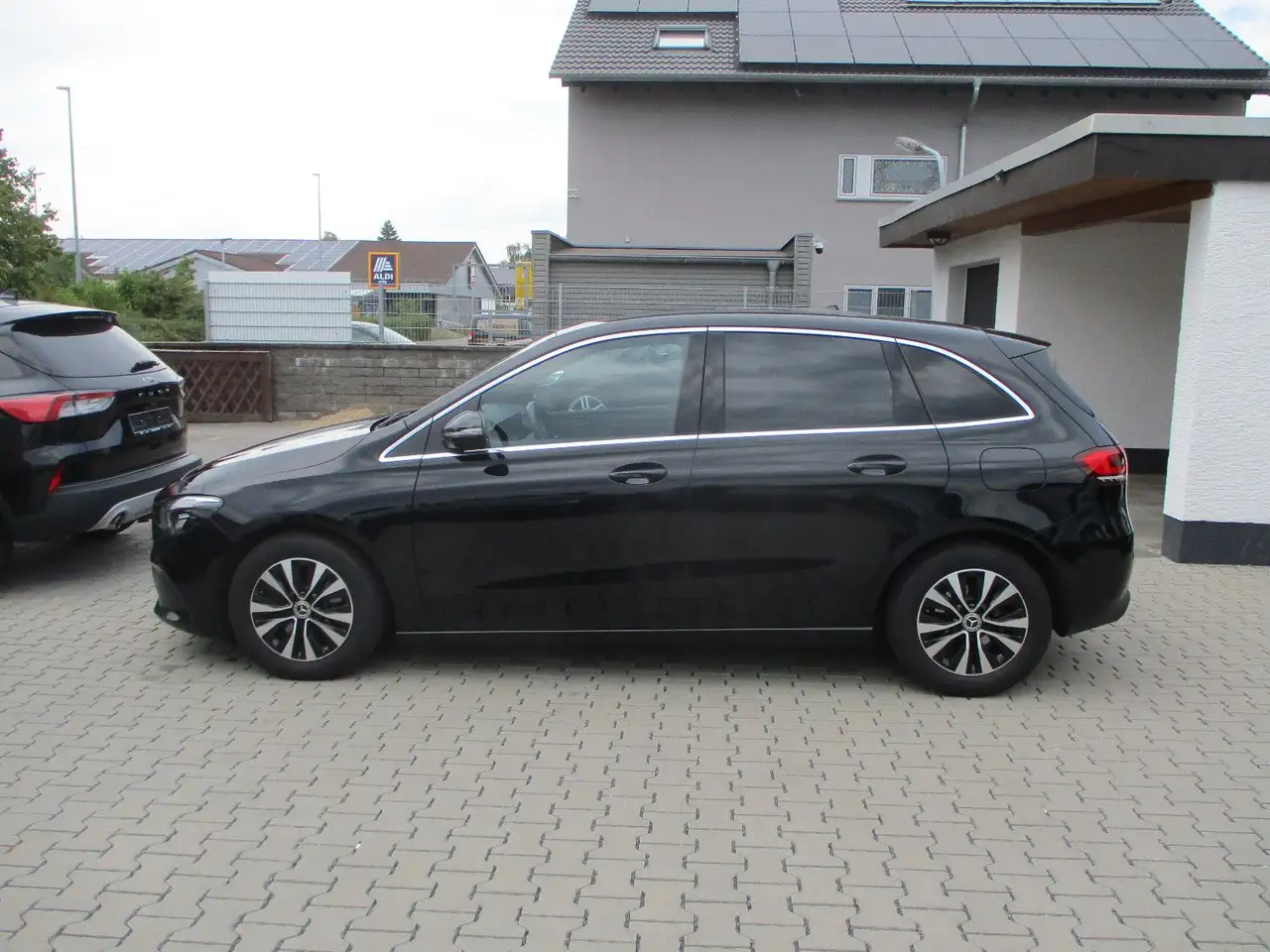 Mercedes-Benz B 180