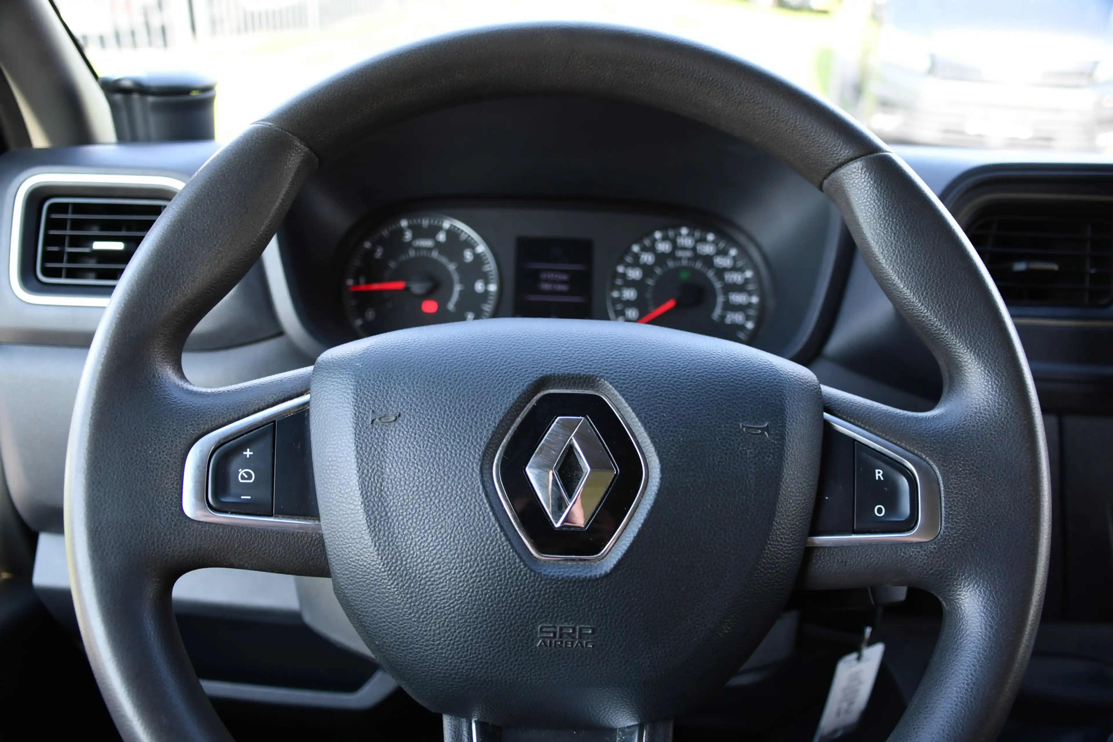 Renault Master T33 2.3 dCi 135 L2H2 Camera, Cruise, LED, Multimed — photo 14