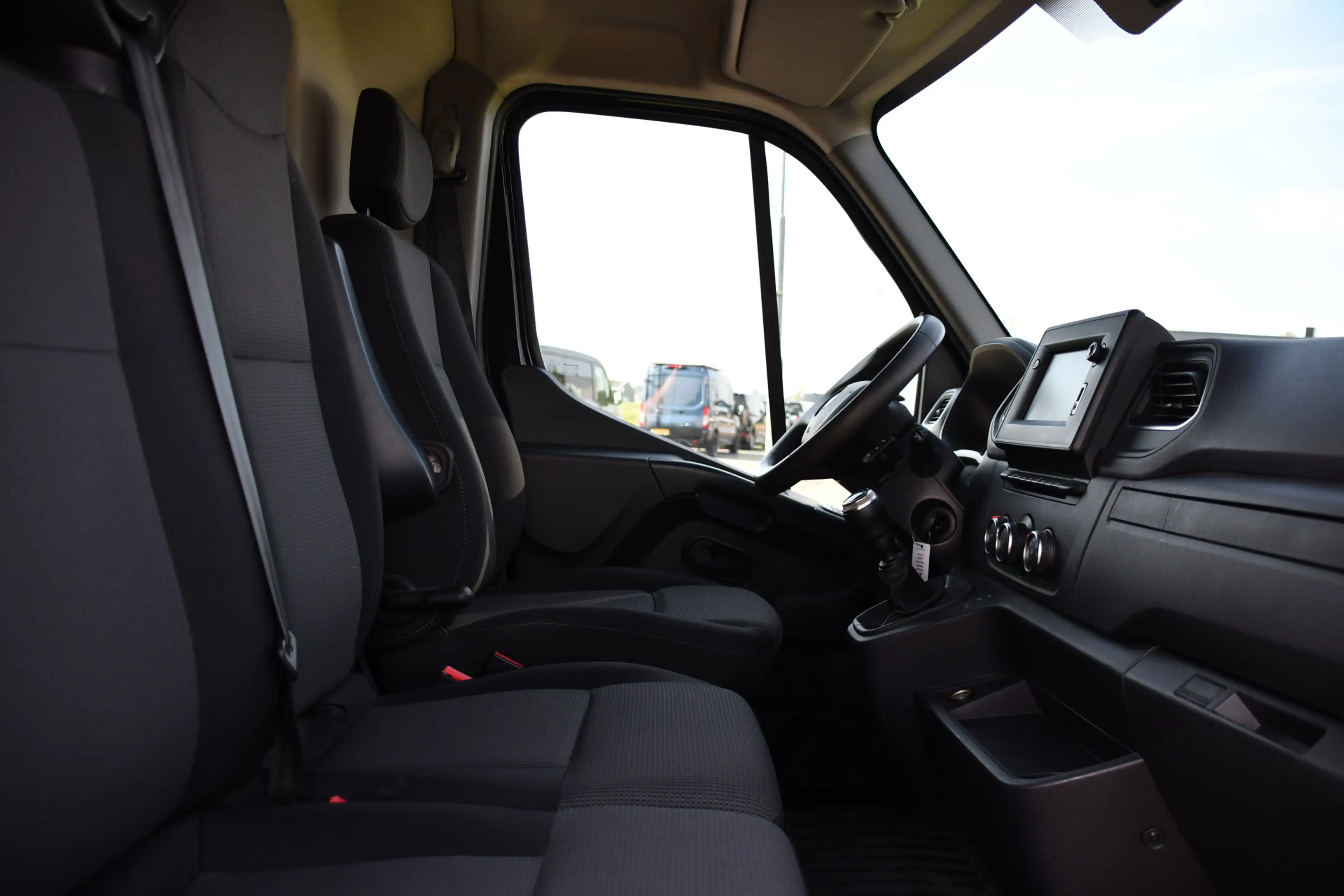Renault Master T33 2.3 dCi 135 L2H2 Camera, Cruise, LED, Multimed — photo 27