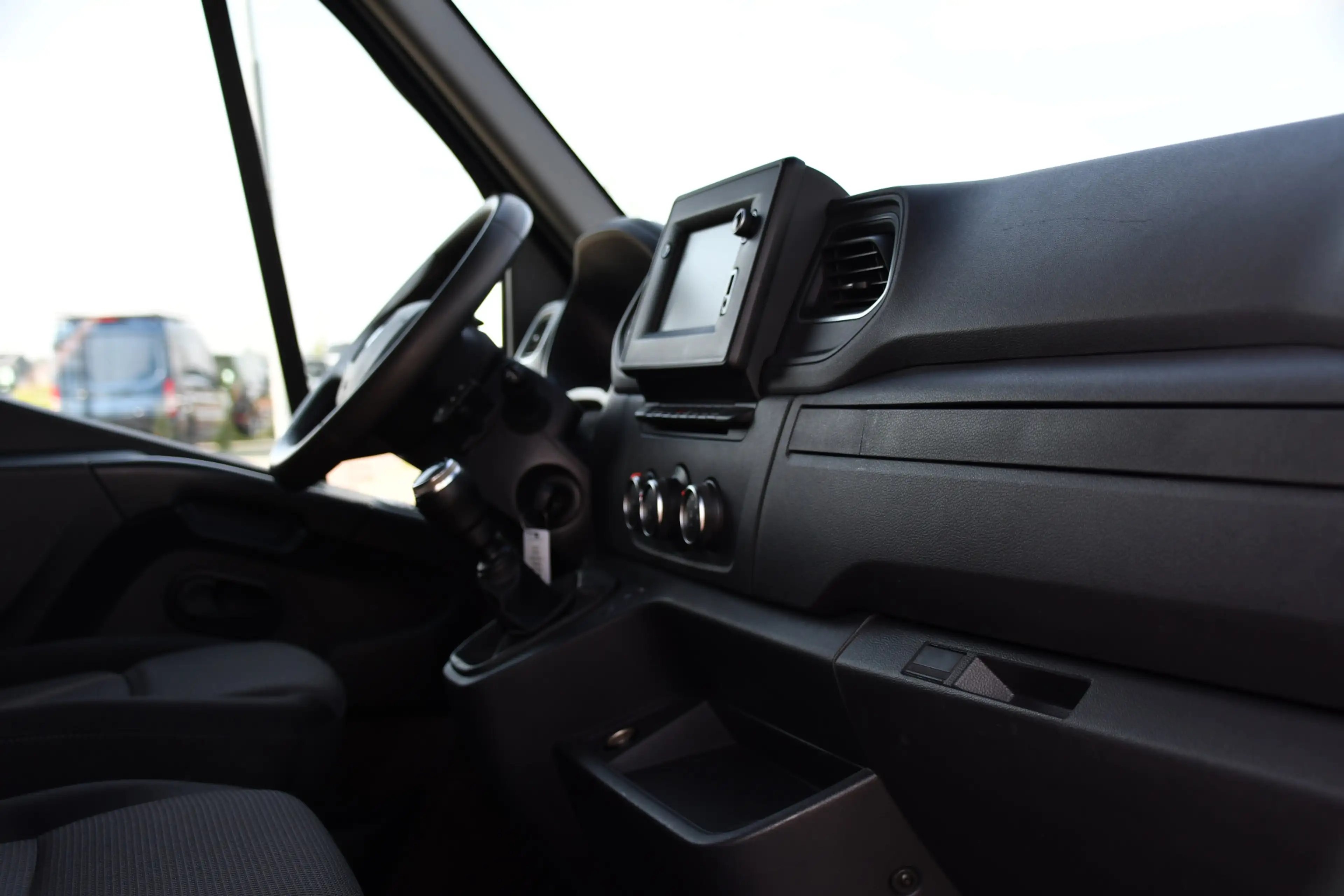 Renault Master T33 2.3 dCi 135 L2H2 Camera, Cruise, LED, Multimed — photo 19