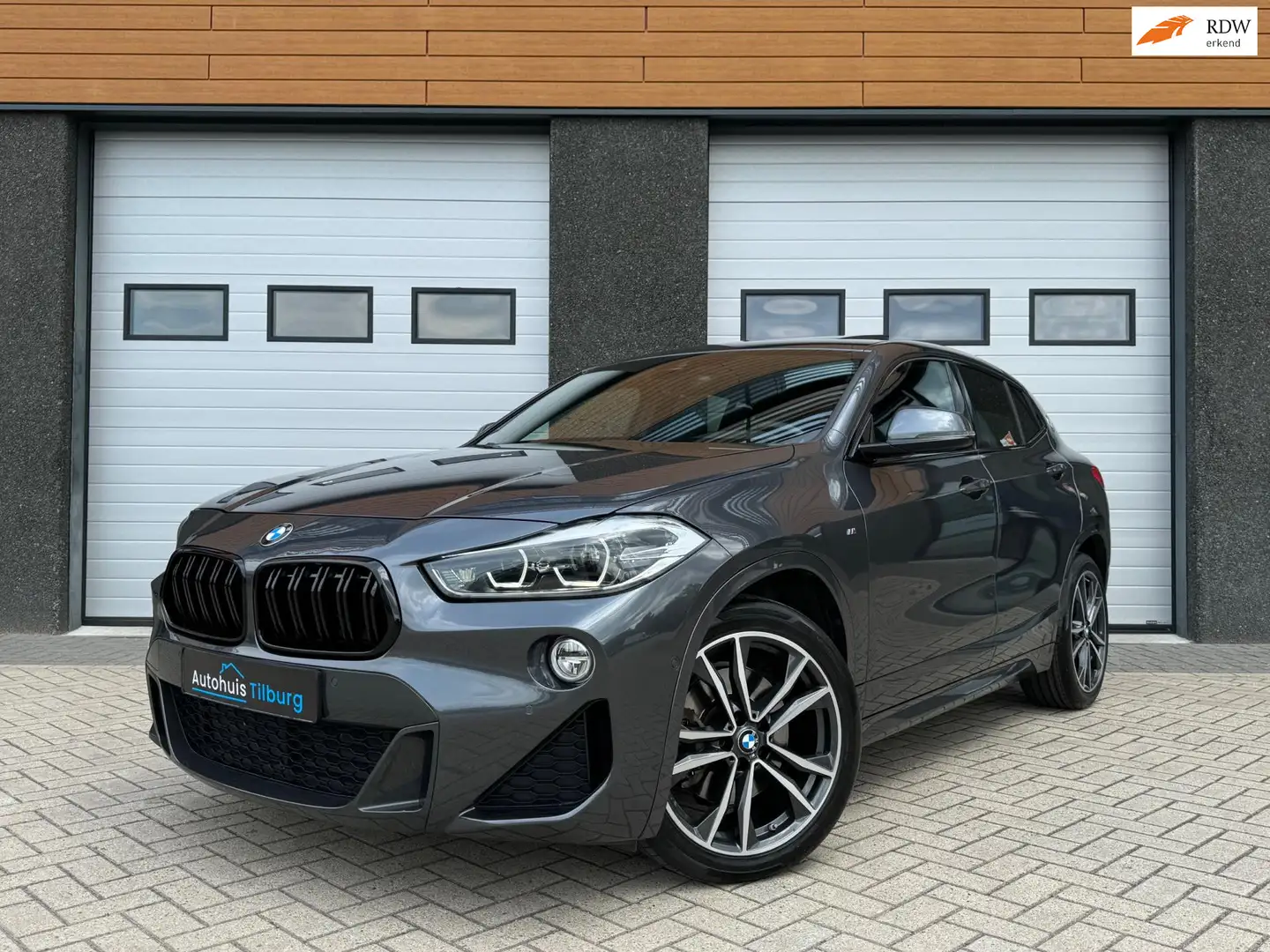 BMW X2 SDrive20i 192PK M Sport Pano HUD Camera Grijs - 1