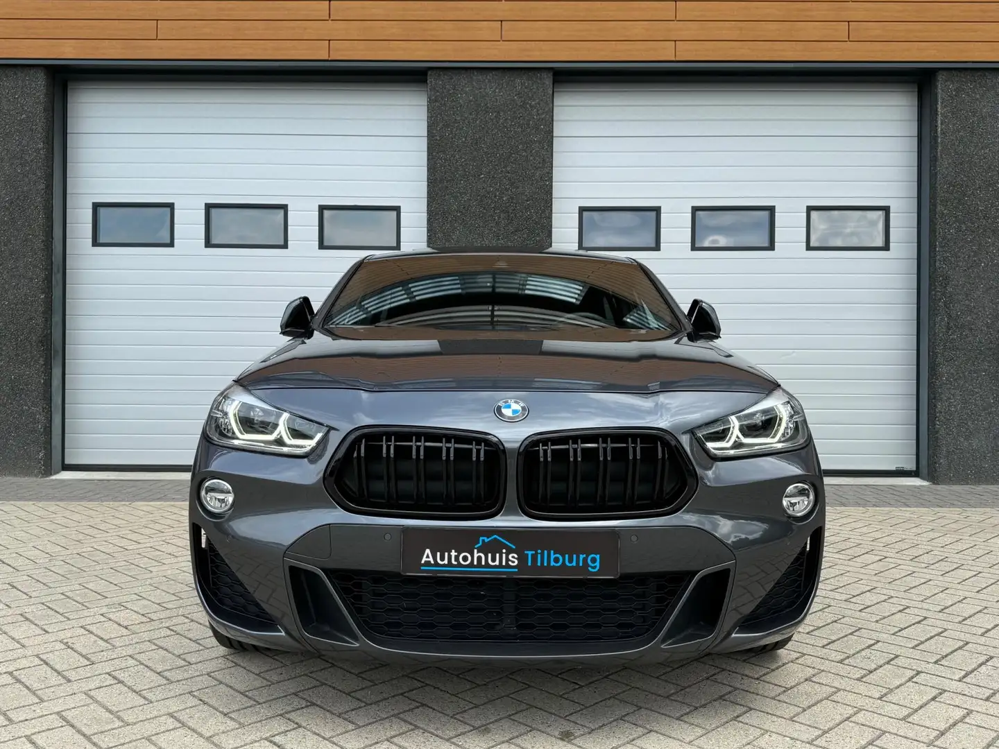 BMW X2 SDrive20i 192PK M Sport Pano HUD Camera Grijs - 2