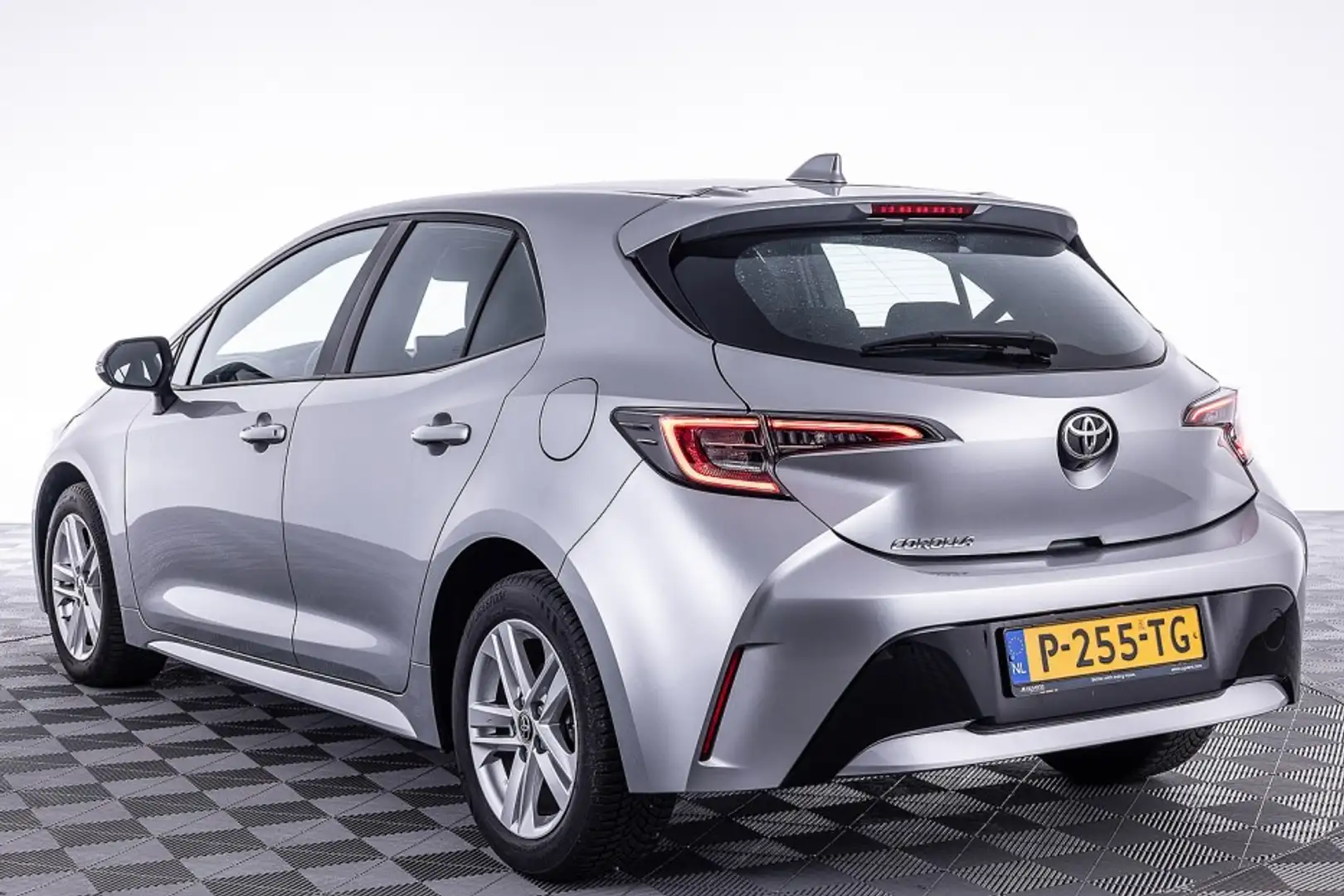 Toyota Corolla 1.2 Turbo Active | NAVI ✅ 1e Eigenaar Grijs - 2