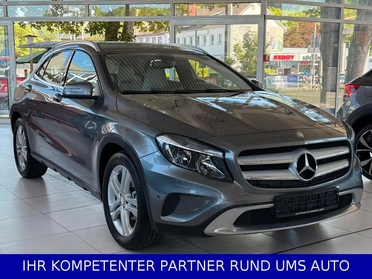 Mercedes-Benz GLA 200 GLA/PDC/NAVI//BLUTOOTH Grijs - 1