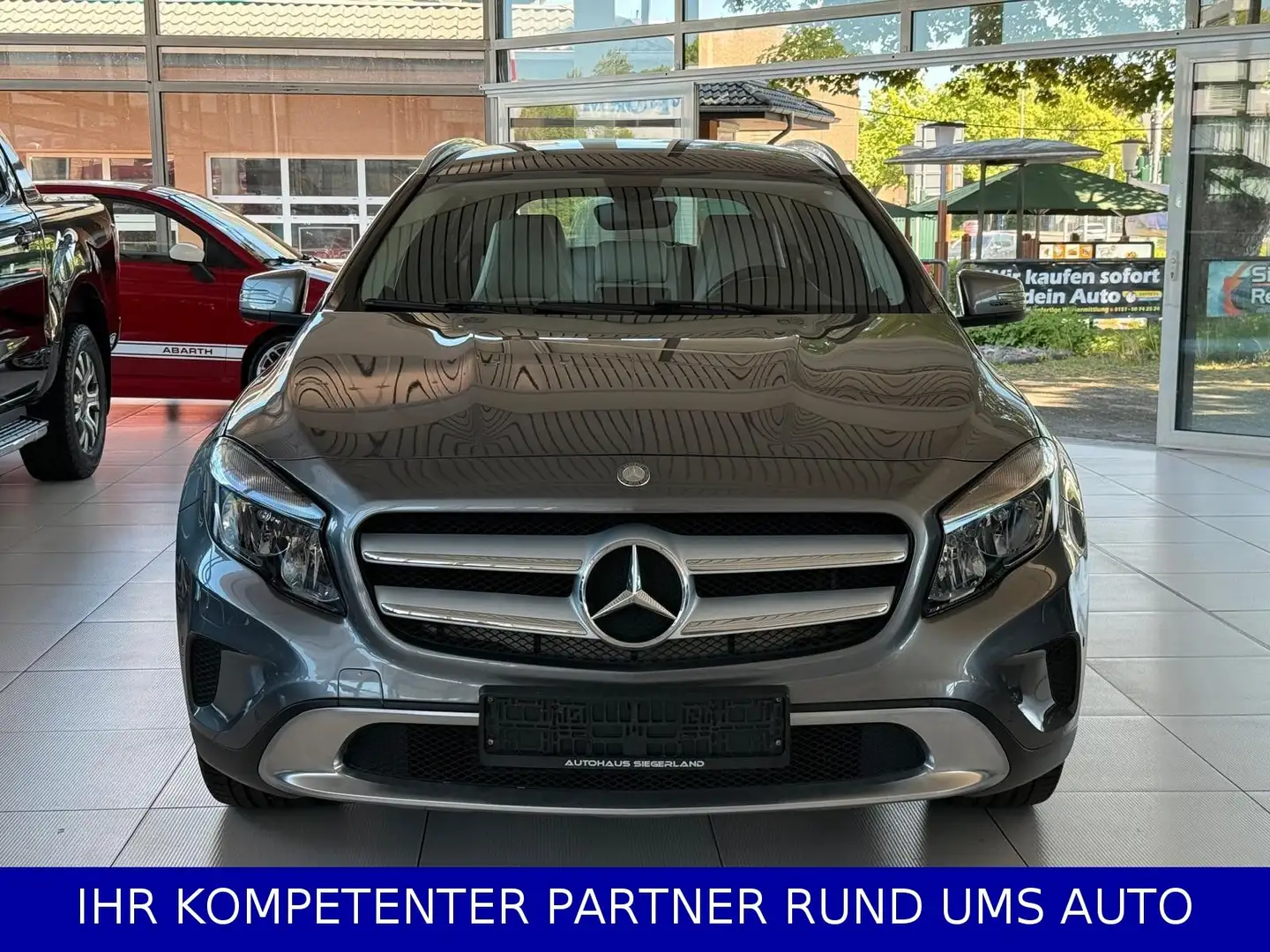 Mercedes-Benz GLA 200 GLA/PDC/NAVI//BLUTOOTH Grijs - 2