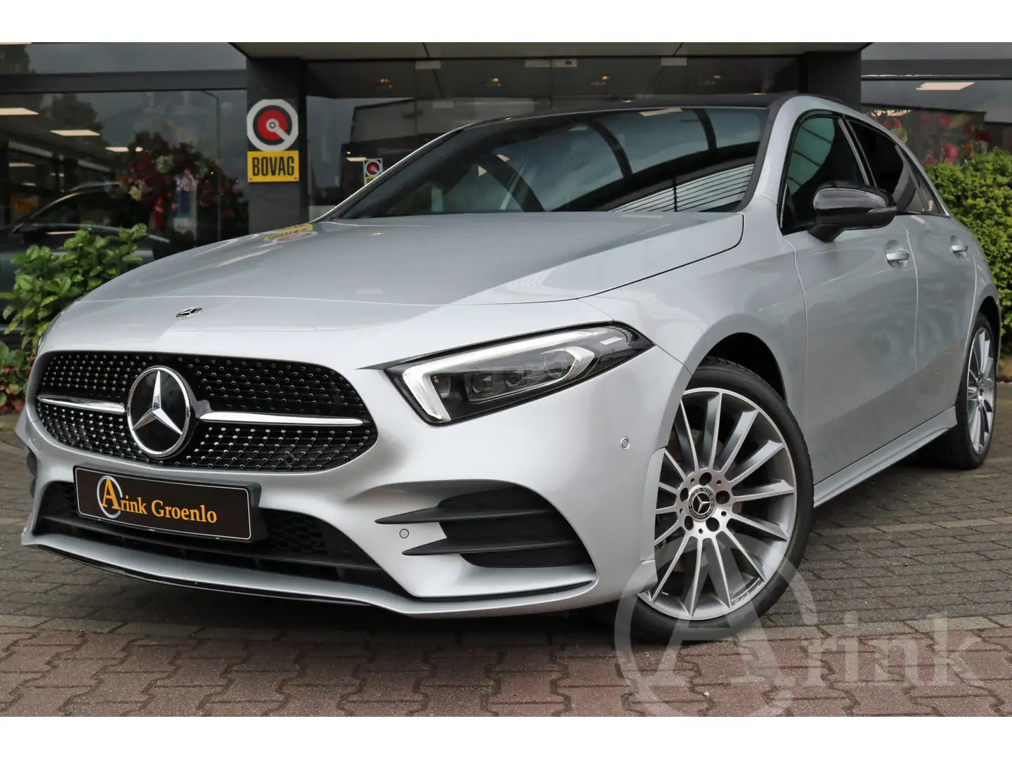 Mercedes-Benz A 250 e AMG Line Trekhaak, Apple Carplay, Panoramaschuif Zilver - 1