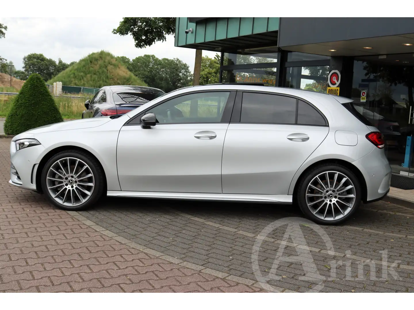Mercedes-Benz A 250 e AMG Line Trekhaak, Apple Carplay, Panoramaschuif Zilver - 2