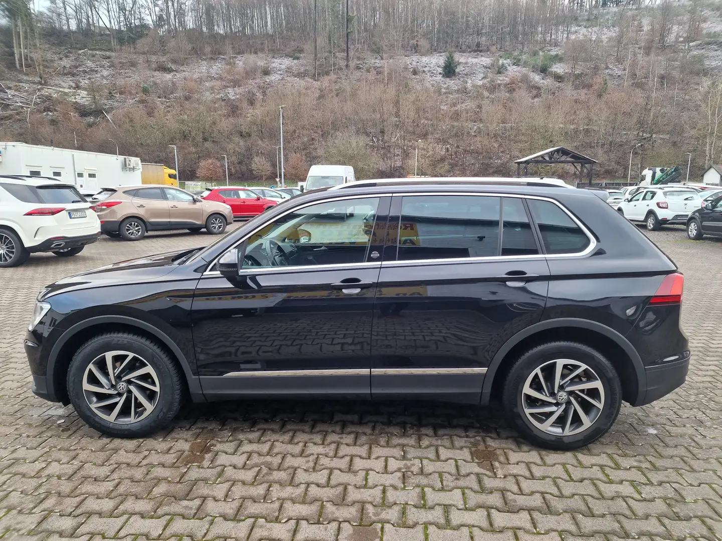 Volkswagen Tiguan Sound BMT/Start-Stopp-NAVI-Shzg-ACC-AHK-ALU Zwart - 1