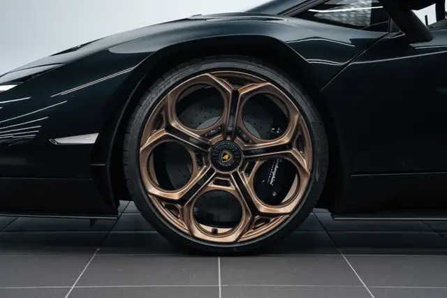 Lamborghini Countach view 7
