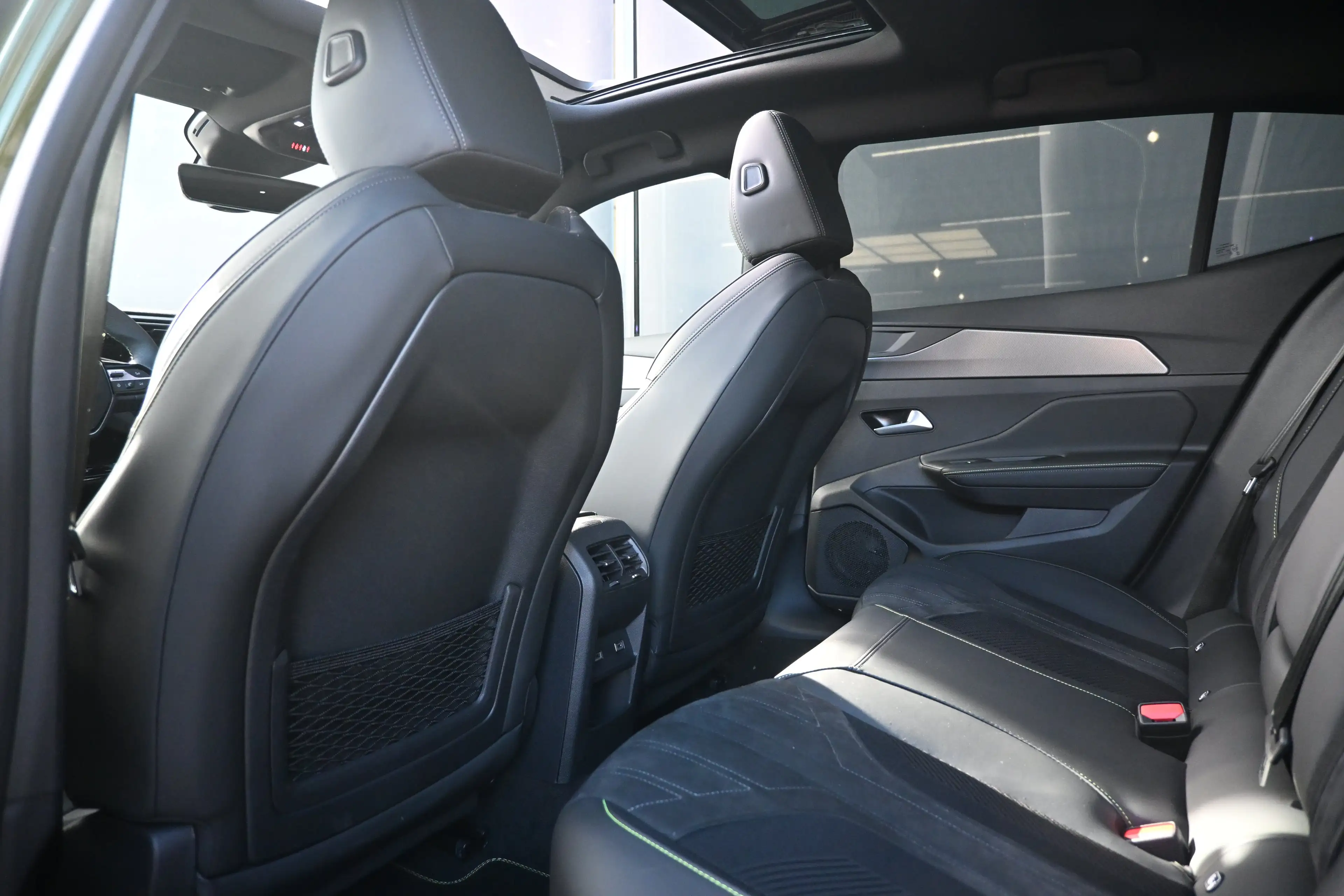 Peugeot 408 1.6 GT Exclusive Plug-In Hybrid 240 Demo-Deal! | S — photo 11