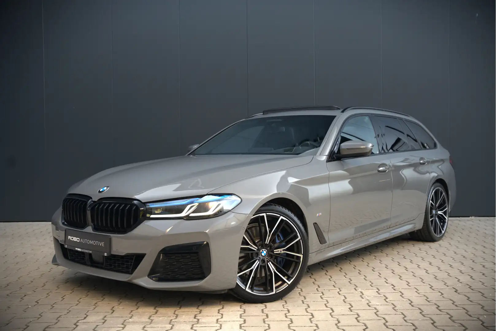 BMW 530 5-serie Touring 530i High Executive M Sport | Pano Grijs - 1