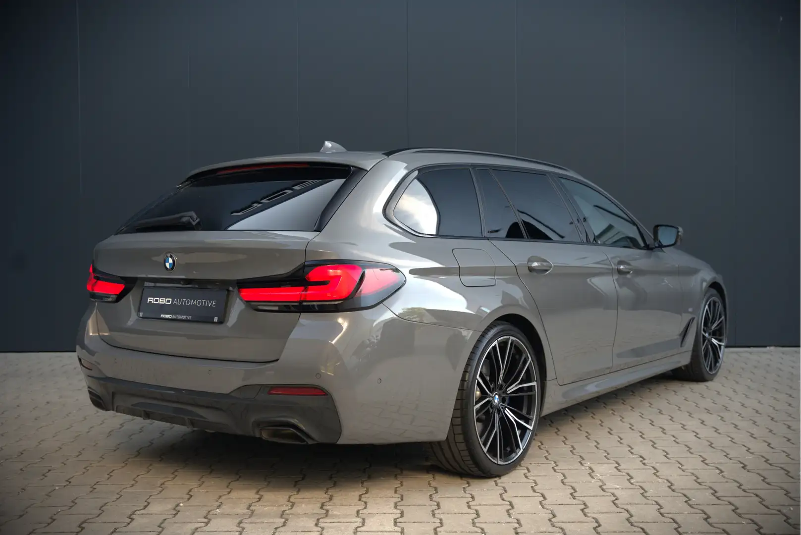 BMW 530 5-serie Touring 530i High Executive M Sport | Pano Grijs - 2