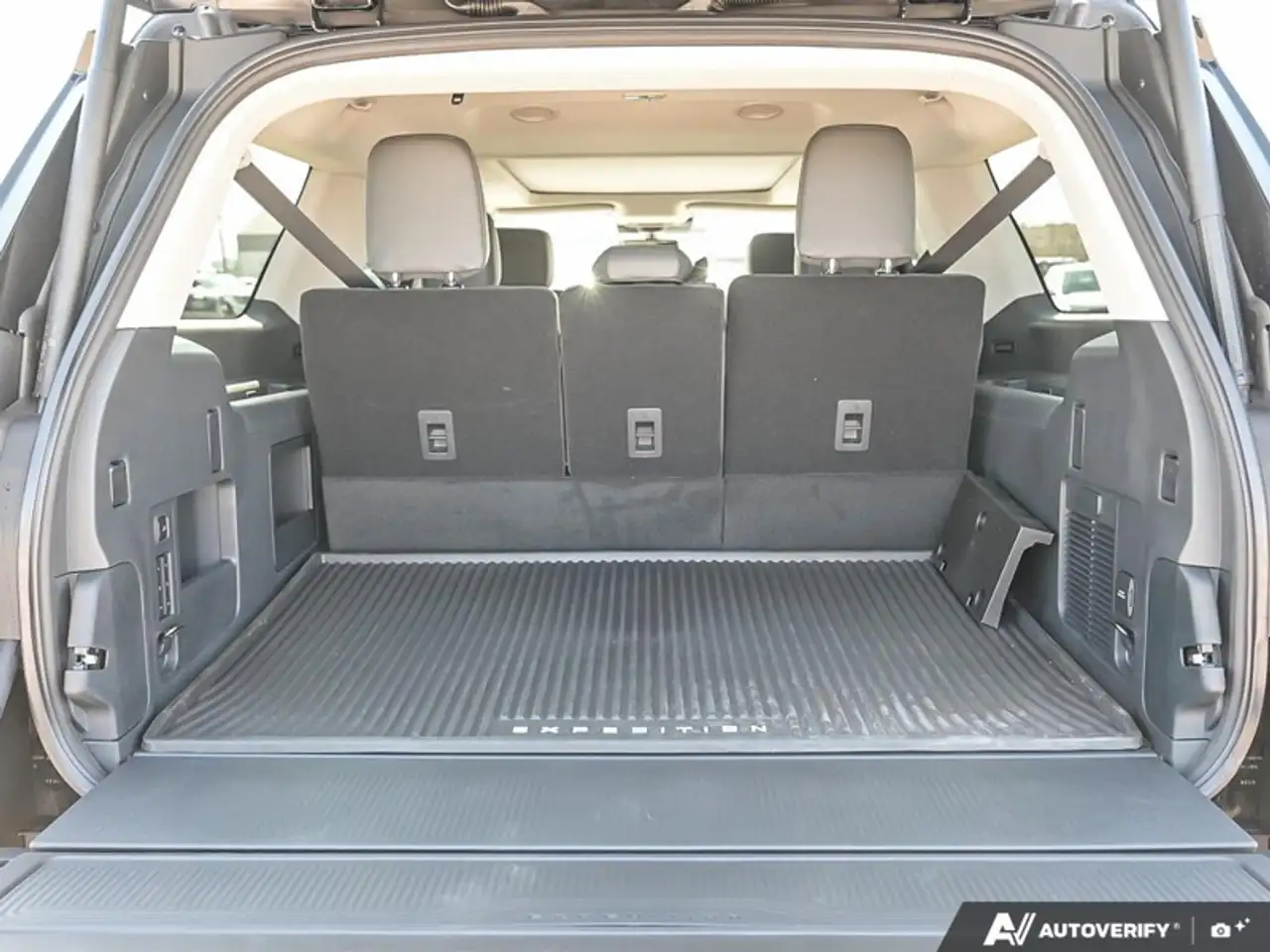 Ford Expedition снимка Ford Expedition