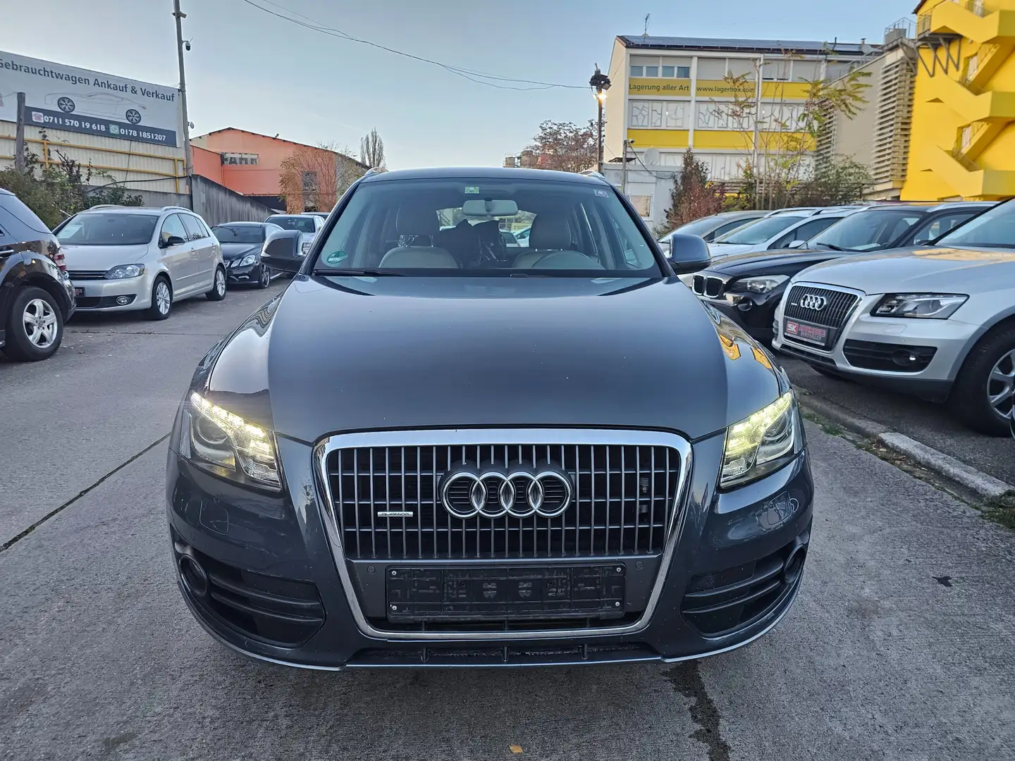 Audi Q5 2.0 TFSI (155 kW) quattro Automatik Grau - 2