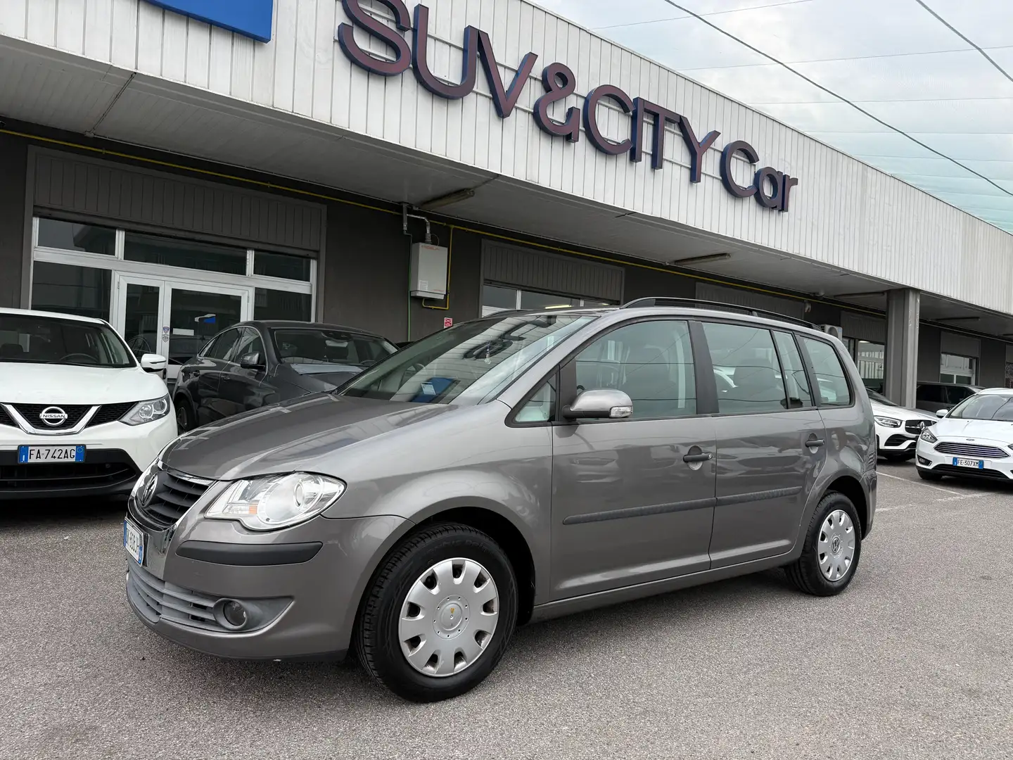 Volkswagen Touran Touran / 7 POSTI  1.6 Conceptline Gris - 1