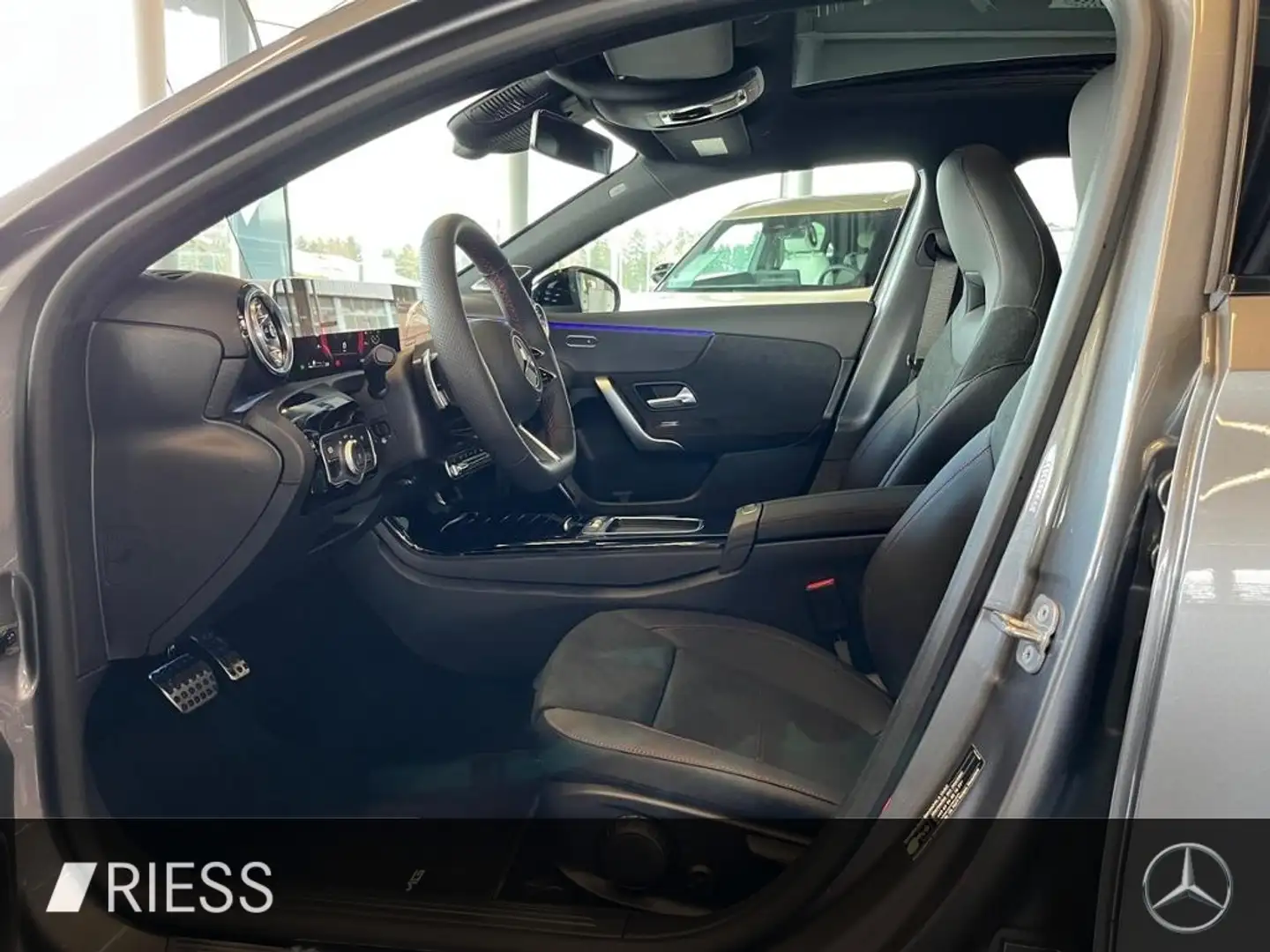 Mercedes-Benz A 220 4M AMG+AHK+PANO+MULTIBEAM+KEYLESS+DISTRONIC Grau - 2
