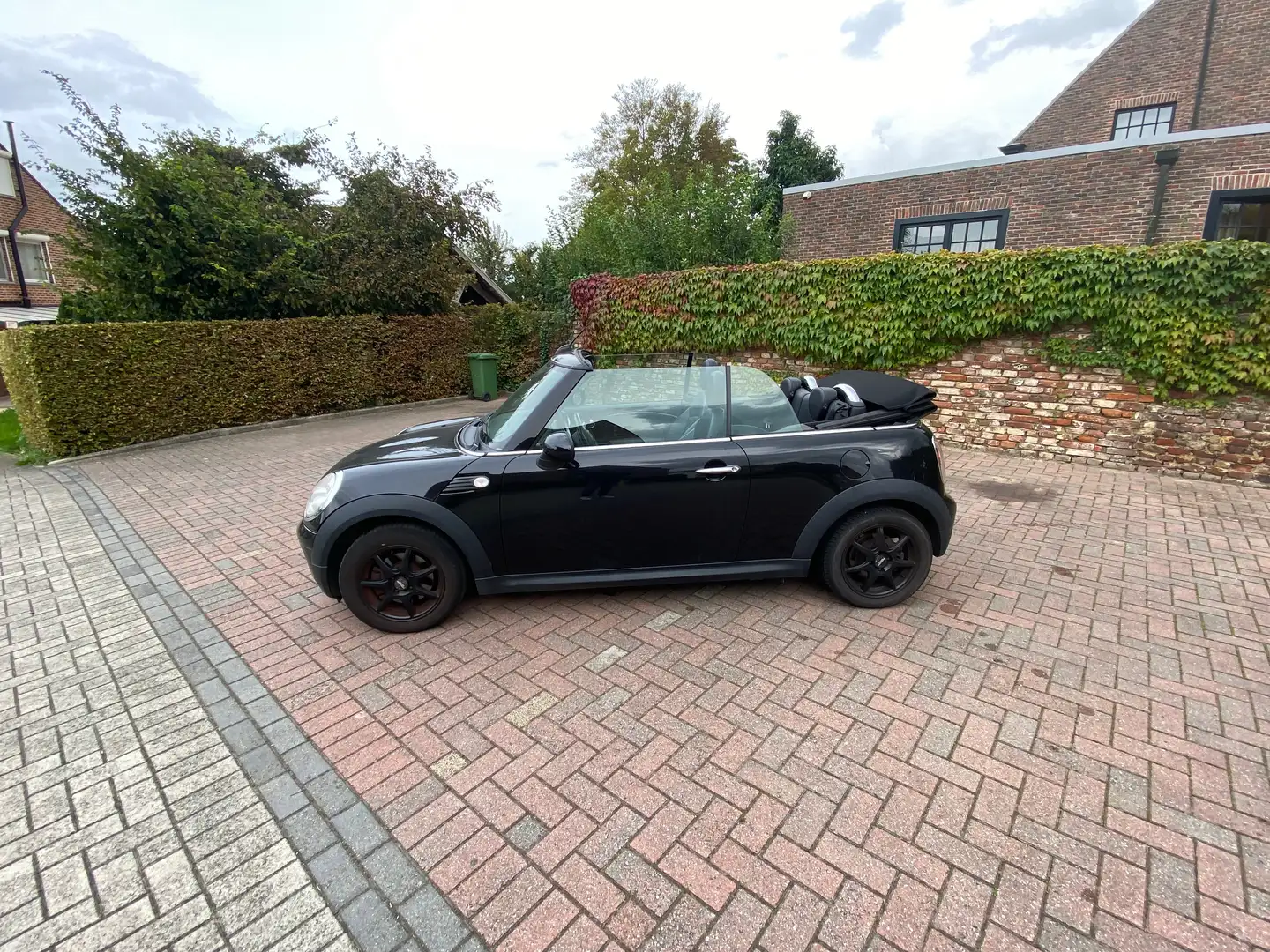 MINI Cooper Cabrio 1.6i Zwart - 1