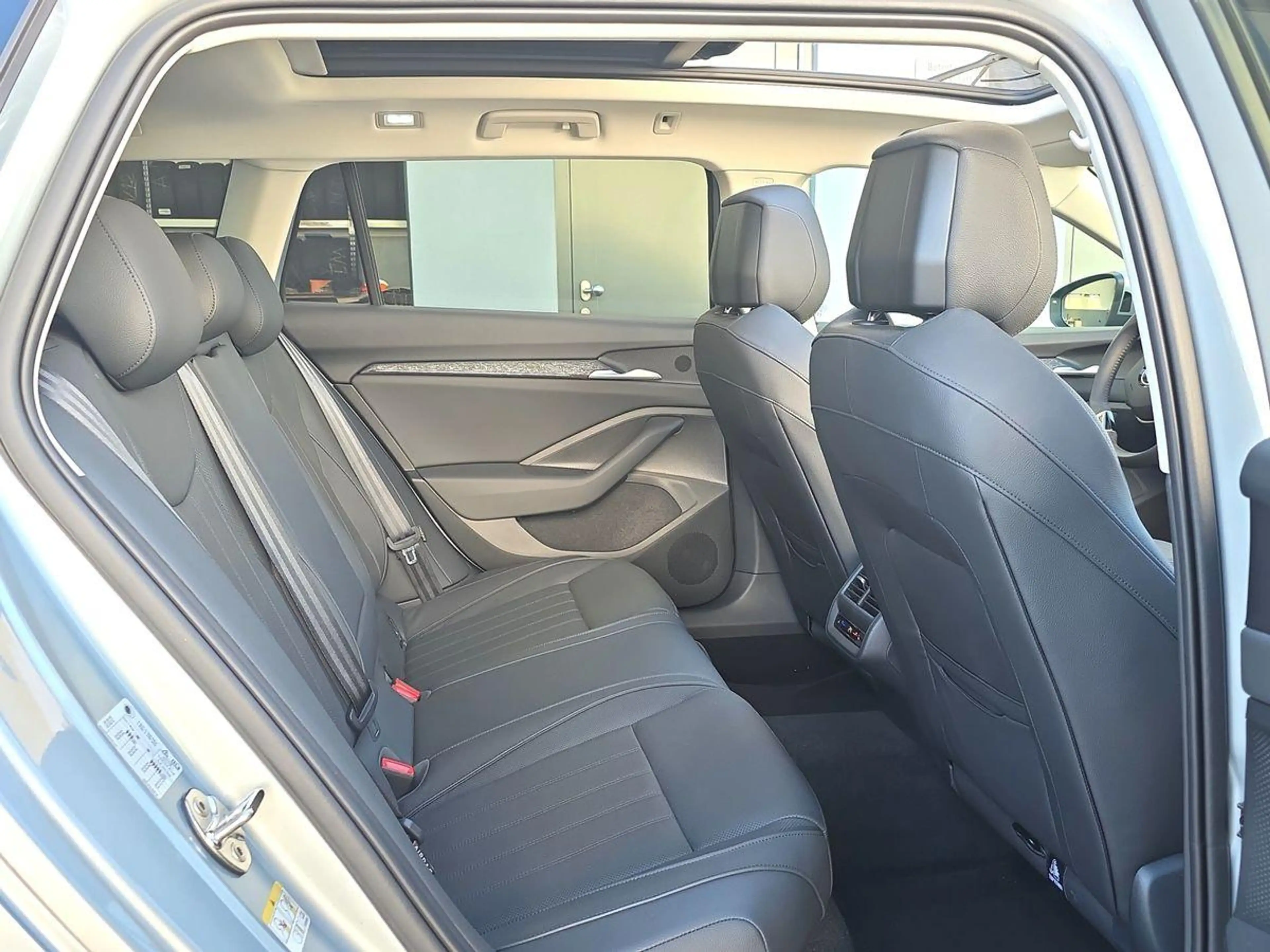 Skoda Superb TDI 4x4 STNDHZ PANO AHK SITZBLF LEDER 360° — photo 12