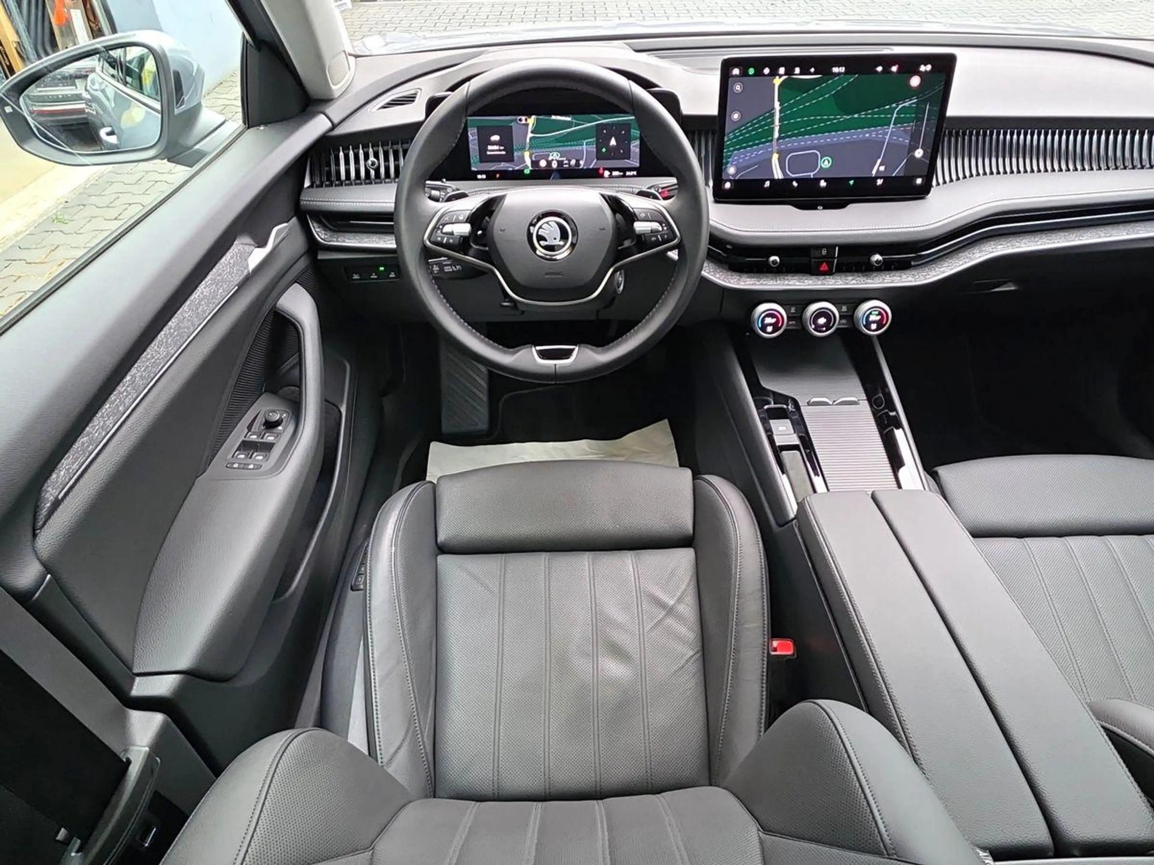 Skoda Superb TDI 4x4 STNDHZ PANO AHK SITZBLF LEDER 360° — photo 15