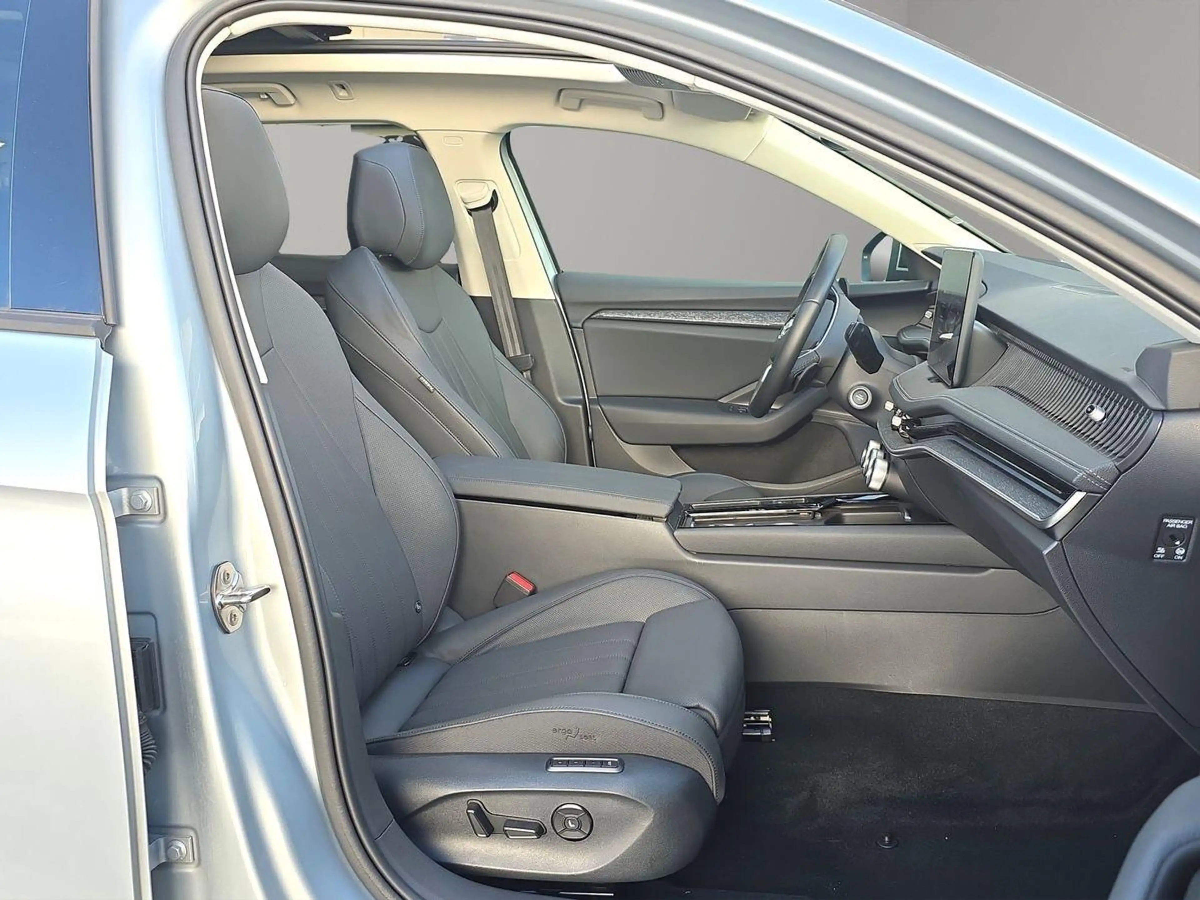 Skoda Superb TDI 4x4 STNDHZ PANO AHK SITZBLF LEDER 360° — photo 10