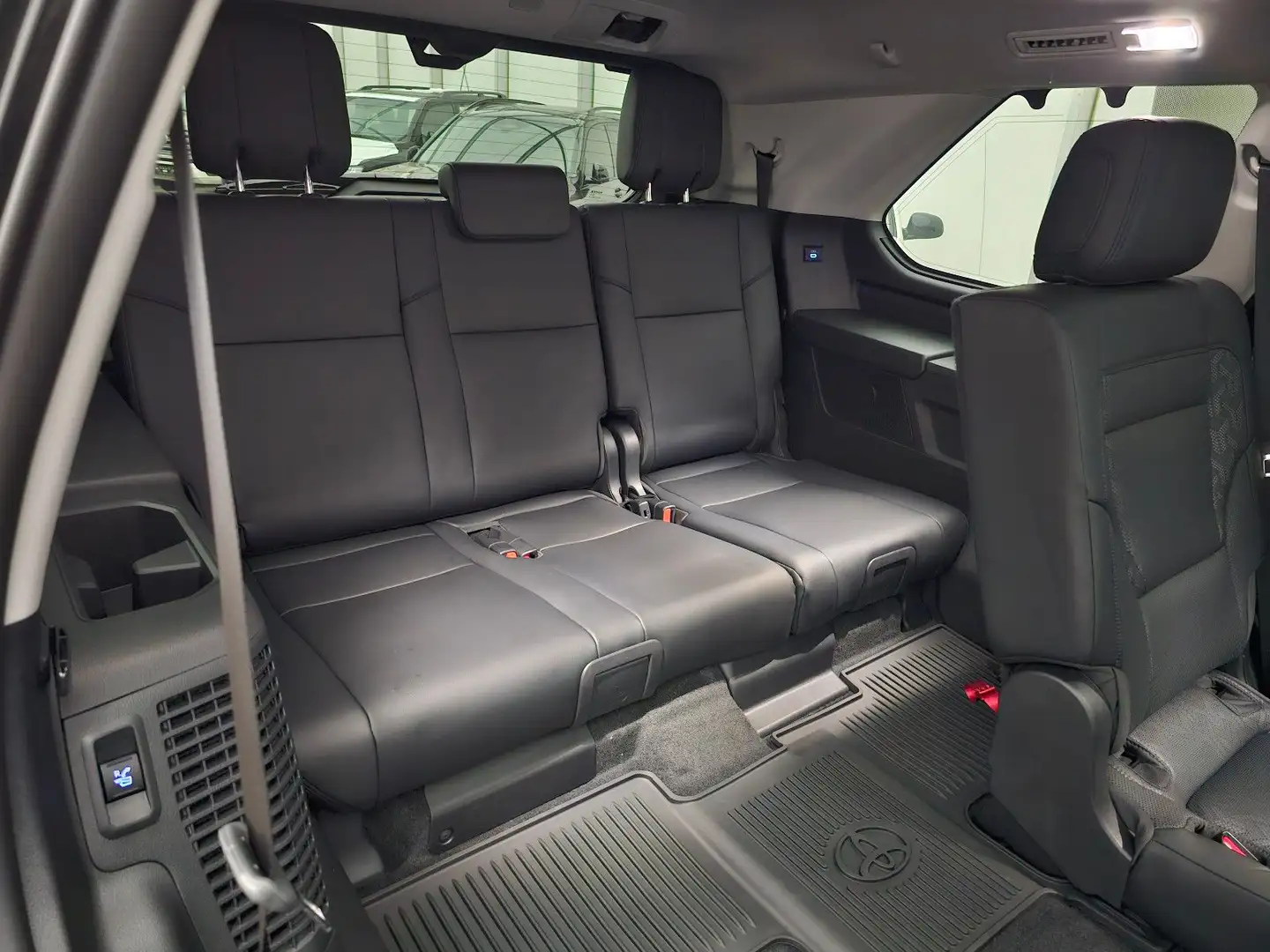 Toyota Sequoia Schwarz - 2