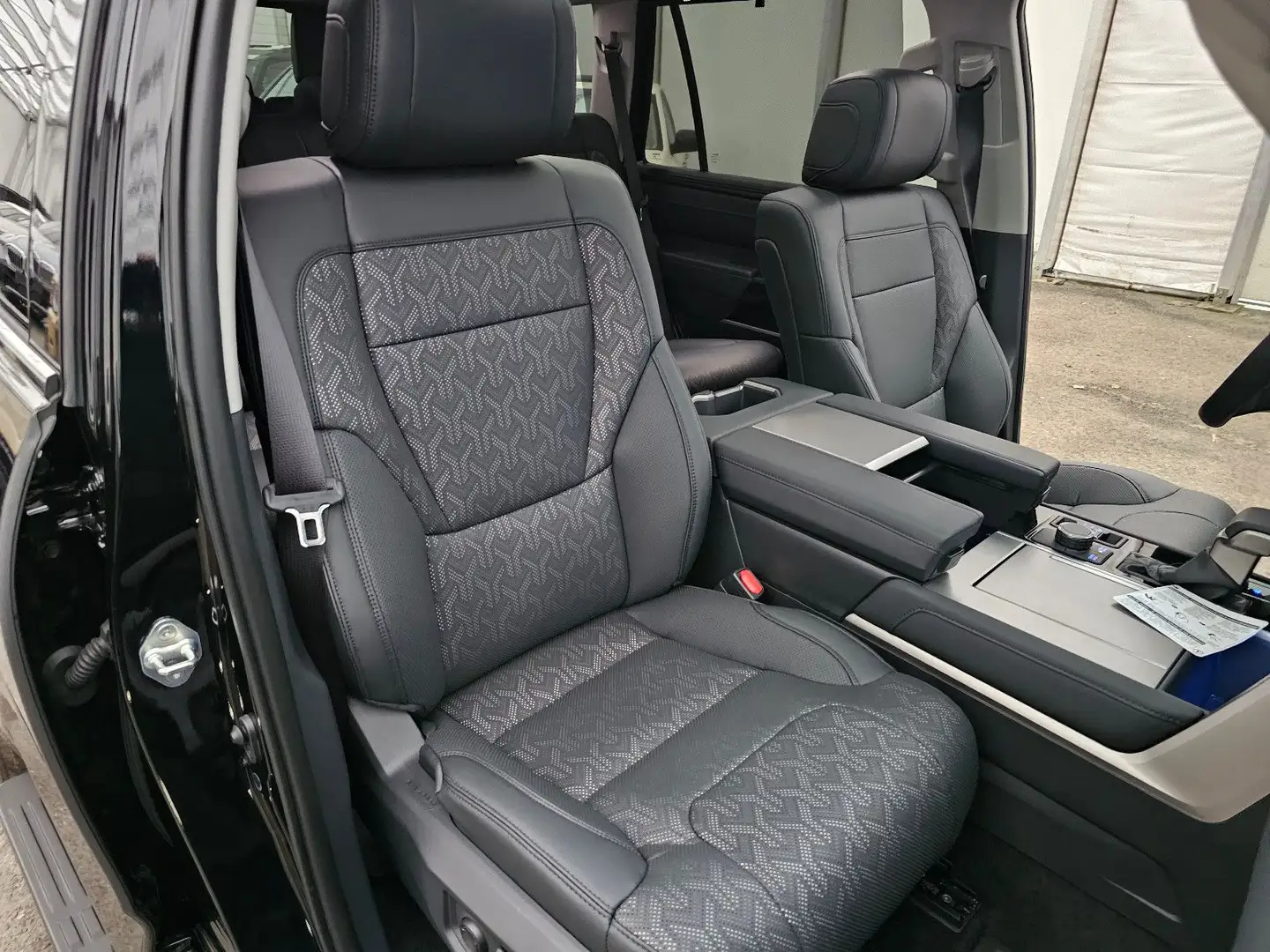 Toyota Sequoia Schwarz - 1