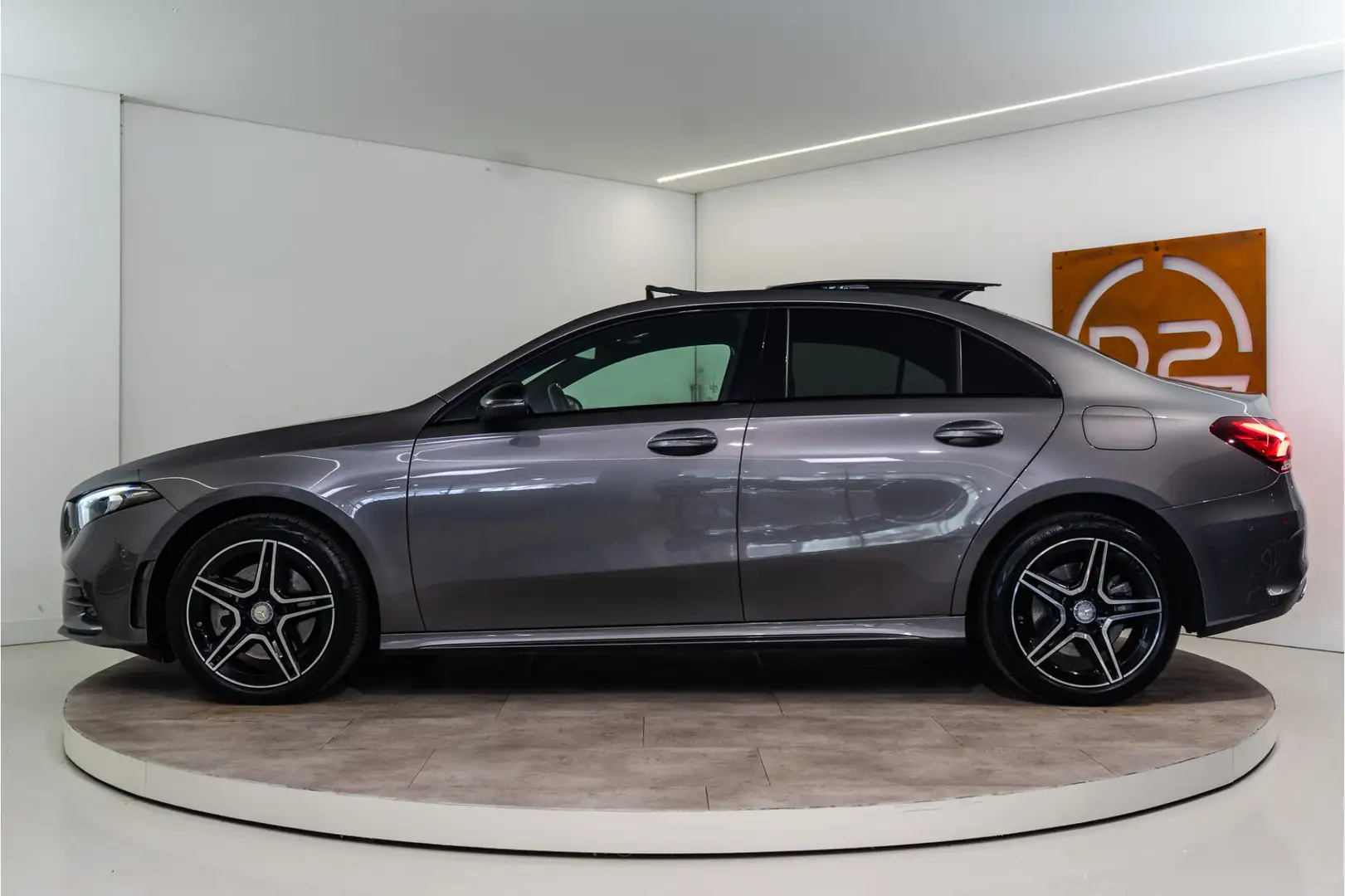 Mercedes-Benz A 250 e AMG 263PK Plug-In Limousine | Pano | Sfeer | LED Grijs - 2