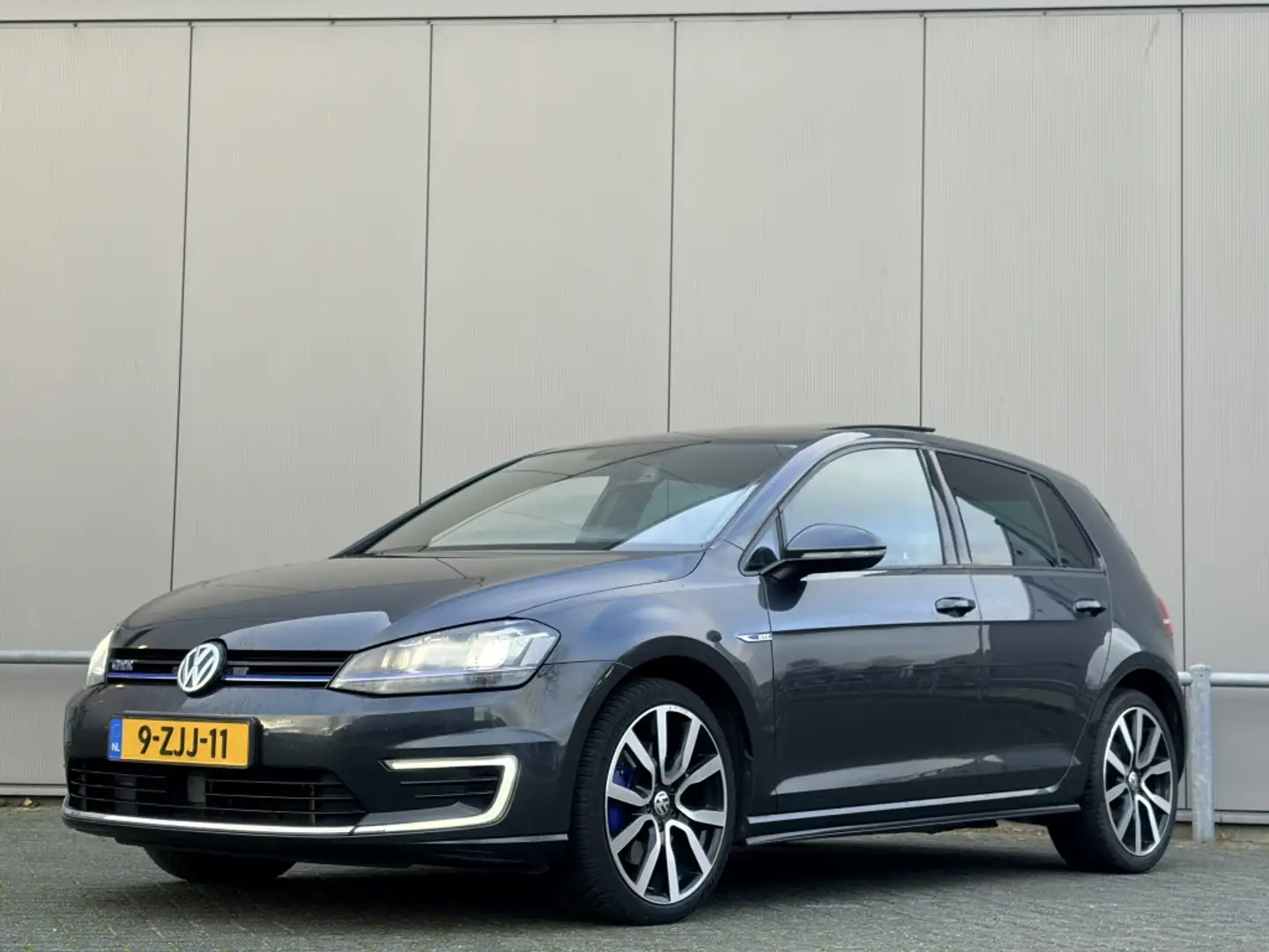 Volkswagen Golf GTE 1.4 TSI - pano - trekhaak - nap - navi - ACC - Grau - 1