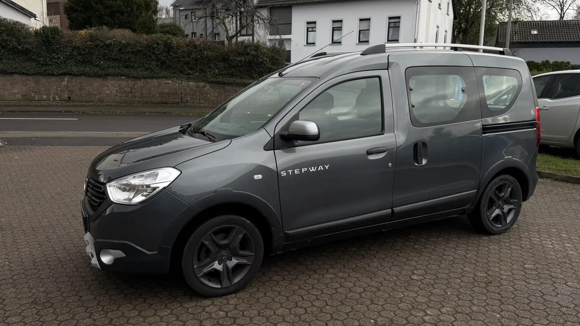 Dacia Dokker Stepway Celebration Silber - 1