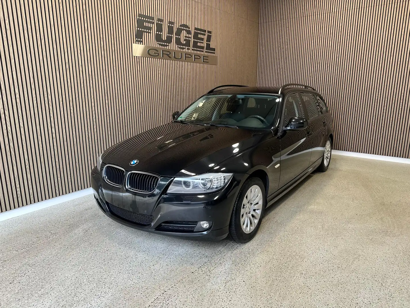 BMW 318 d Touring Xenon|SHZ|PDC|Navi|HU/AU 06/2027 Schwarz - 2