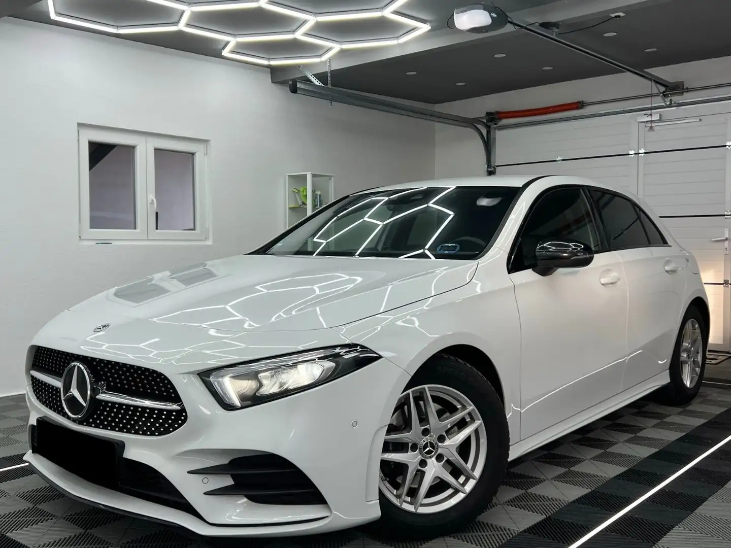 Mercedes-Benz A 200 Aut. AMG-LINE/WIDESCREEN/KAM/LED/NIGHT/DAB Blanc - 1