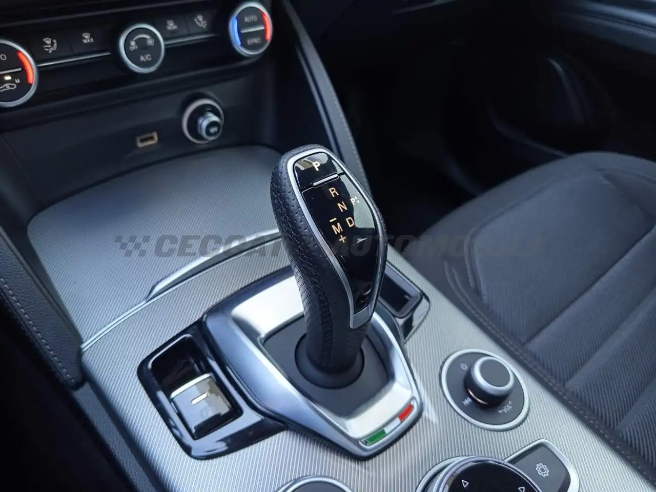 Alfa Romeo Stelvio 2024 — фото 11