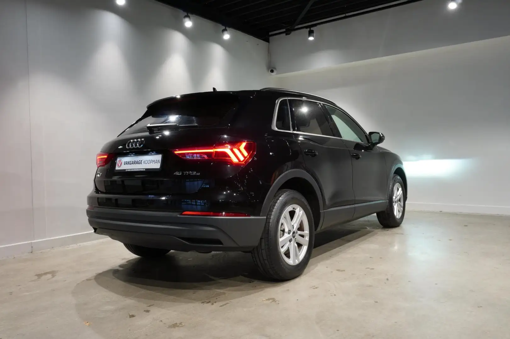 Audi Q3 45 TFSI e S edition Stoelverwarming|Carplay|Virtua Zwart - 2