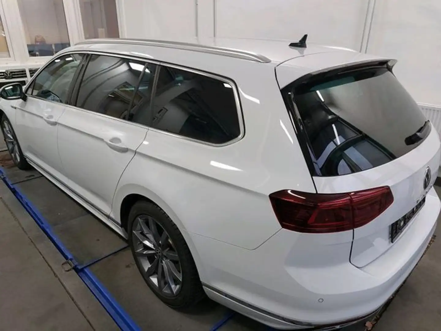 Volkswagen Passat Variant 2.0 TDI DSG R-LINE AHK NAVI IQ.LI Weiß - 2