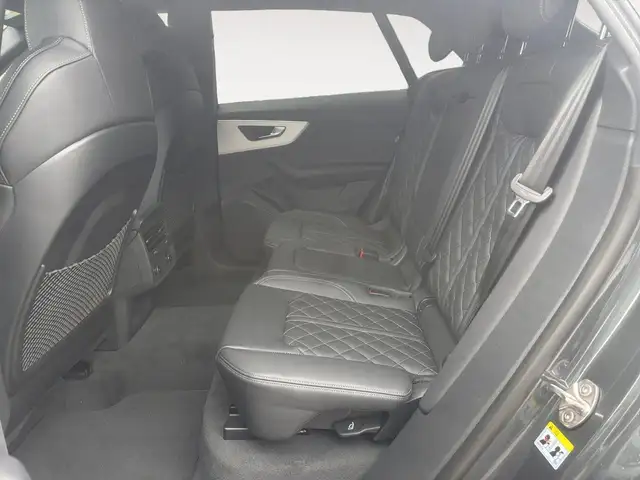 Audi Q8 view 9