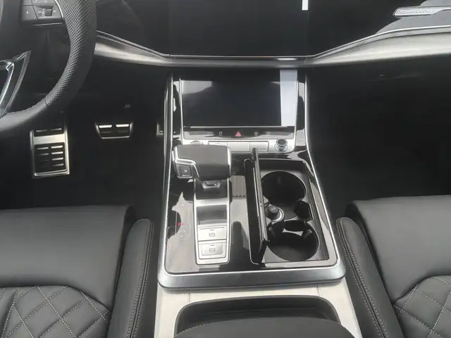 Audi Q8 view 5