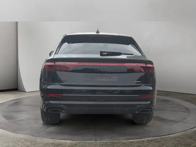 Audi Q8 view 11