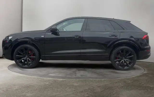 Audi Q8 view 6
