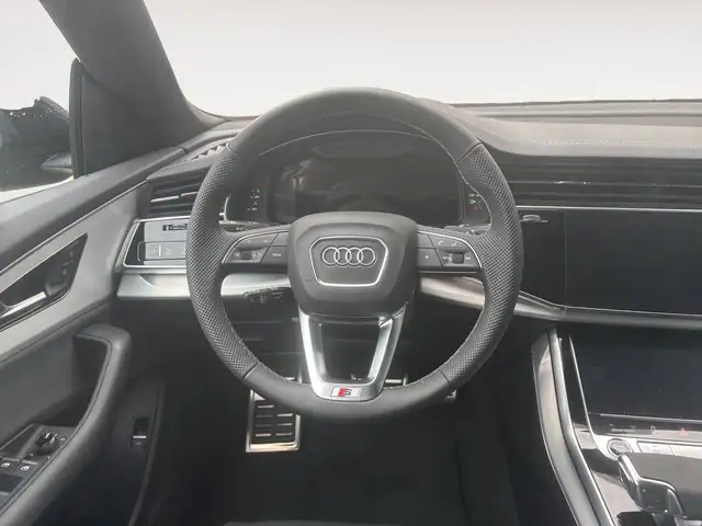 Audi Q8 view 10