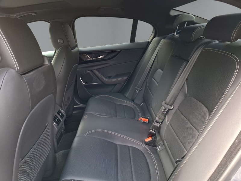 Jaguar XE P250 R-Dynamic Black Navi Leder Memory Meridian LE — photo 13