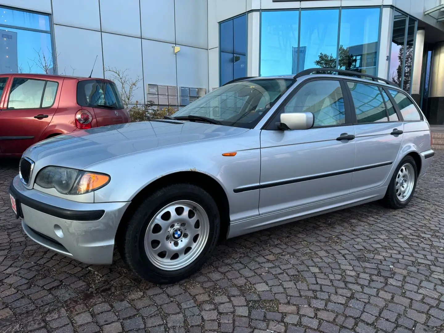 BMW 318 Touring 85 KW Klimaautomatik PDC AHK Gris - 2