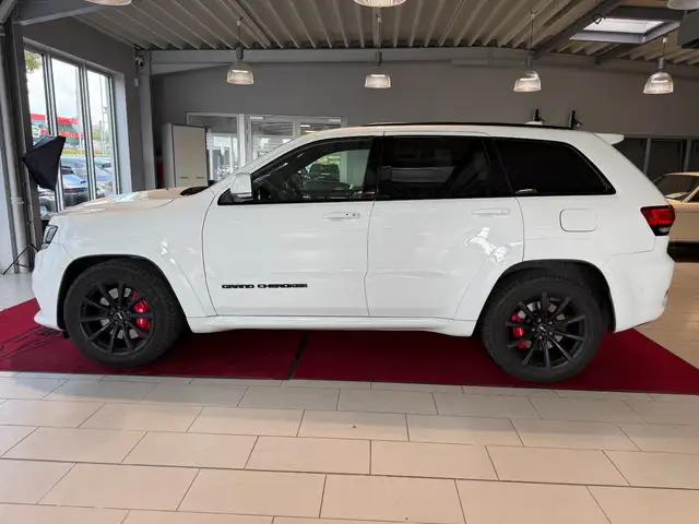 Jeep Grand Cherokee view 4
