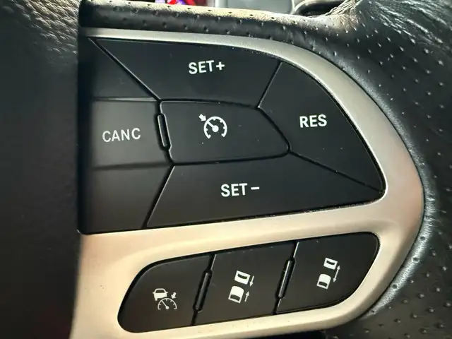 Jeep Grand Cherokee view 25
