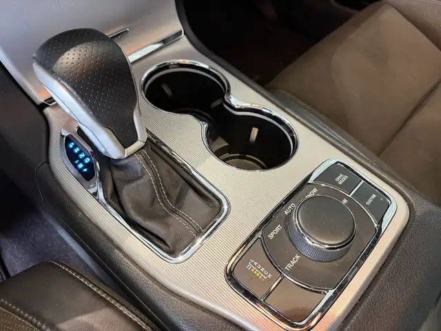 Jeep Grand Cherokee view 16